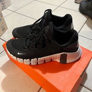 Nike Free Metcon 4 - Black and White Sneakers